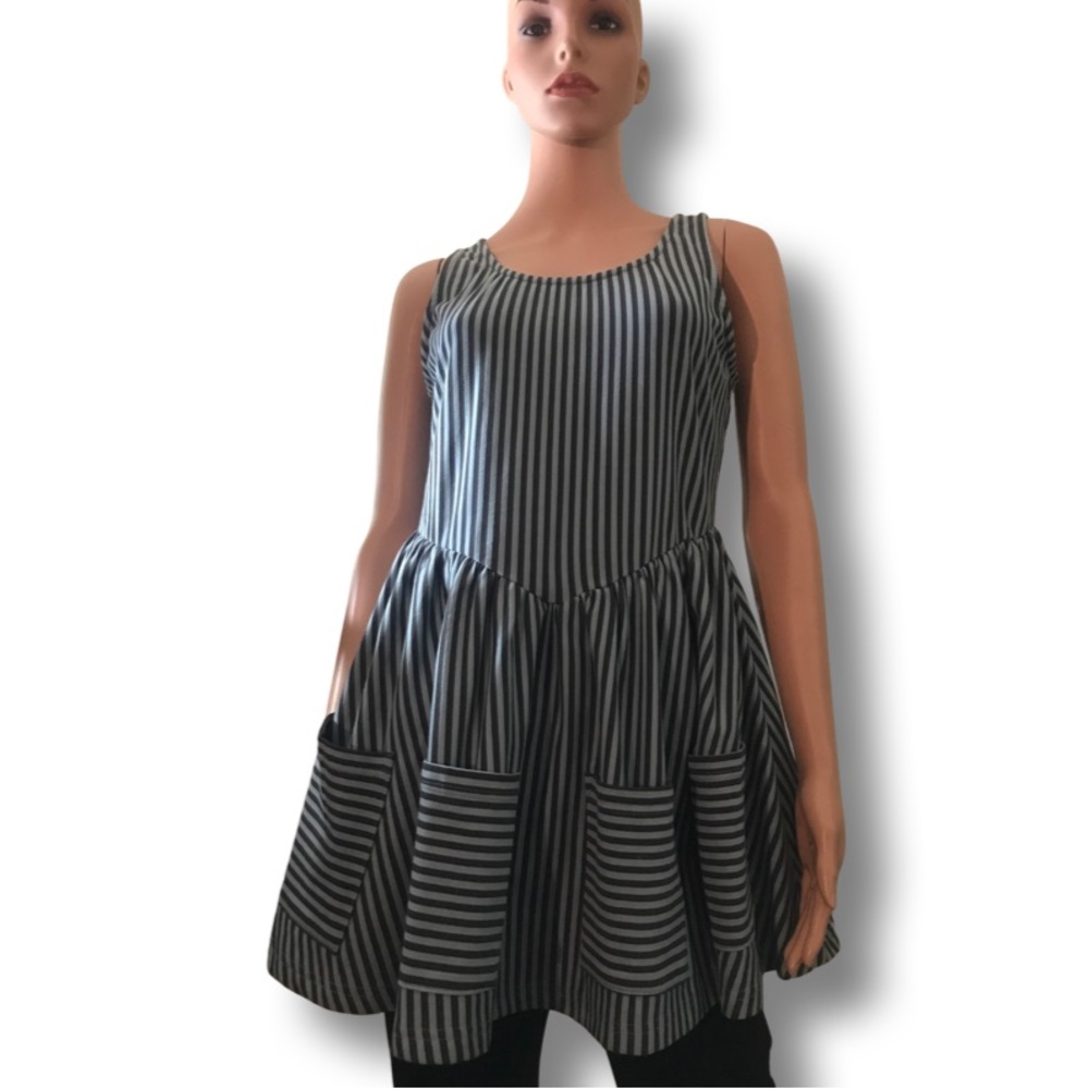Brand New FASHION BRAND COMPANY pocket dress